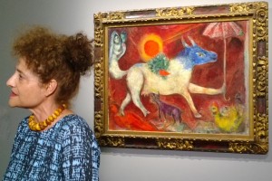 La nipote di Chagall Meret Meyer davanti al dipinto La mucca con l'ombrello