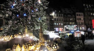Mercatino-di-Natale-di-Strasburgo-Marché-de-noël-de-Strasbourg-Alsazia-Francia.-Author-notfrancois.-Licensed-under-Creative-Commons-Attribution-600x330-1