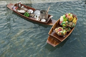 Thailandia - barche con cibo come i mercati tailandesi