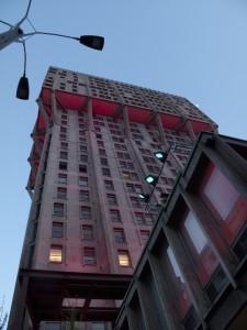 Torre Velasca con le luci rosse ideate da Ingo Maurer