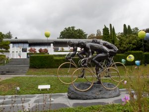 ciclisti-in-bronzo-sulla-scala-di-accesso-al-museo