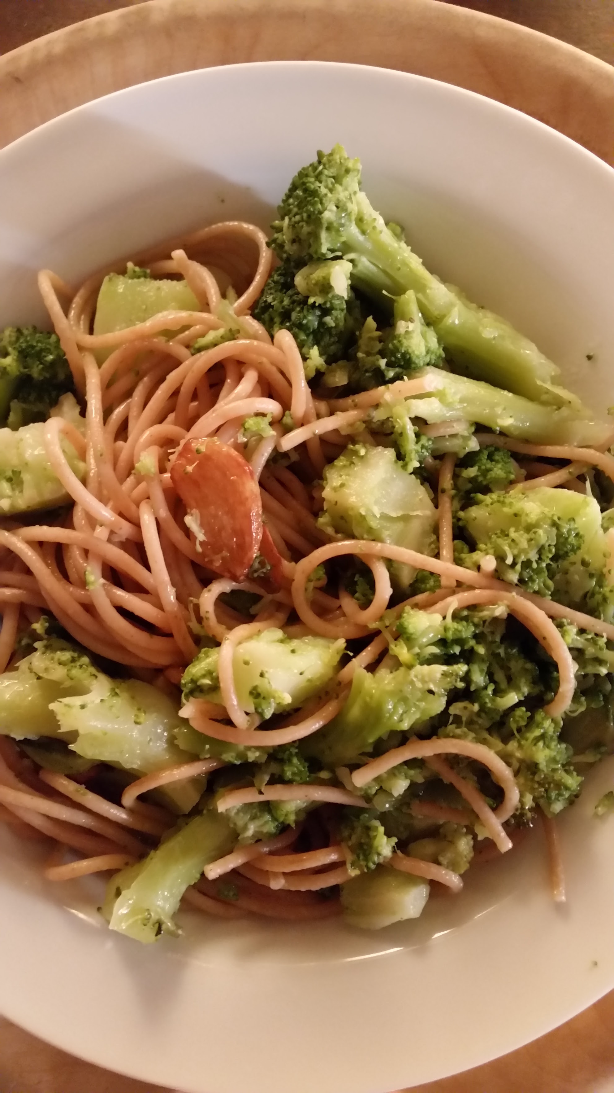 pasta integrale, aglio e broccoli
